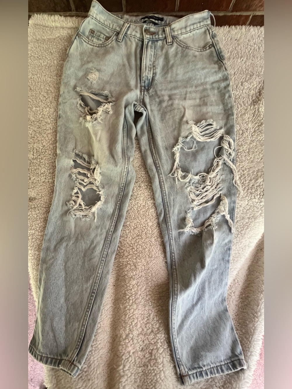 Aeropostale Women’s Mom Jeans Size 2 Light Colored Blue Jeans Ripped Style